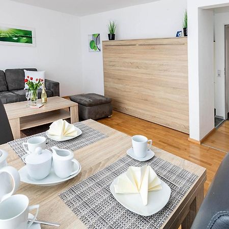 Grosse Moderne Ferienwohnung In Bester Bodenseelage L 1 Minute Zum Bodensee L 2 Zimmer L Vollausgestattete Kueche L Sonnenbalkon L Wlan L Willkommen Im Apartment Guettingen ราดอล์ฟเซลล์ อัม โบเดนซี ภายนอก รูปภาพ